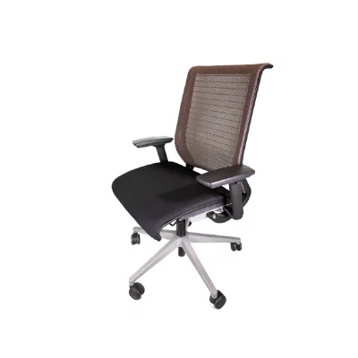 Vernieuwde stoel STEELCASE Think zwart met chocolade achterste en 1D-armbanden