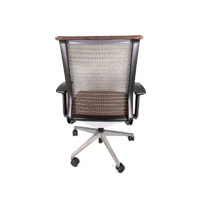 Vernieuwde stoel STEELCASE Think zwart met chocolade achterste en 1D-armbanden